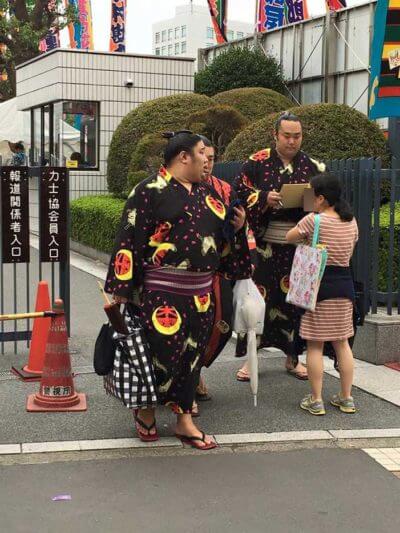 サインをする力士2