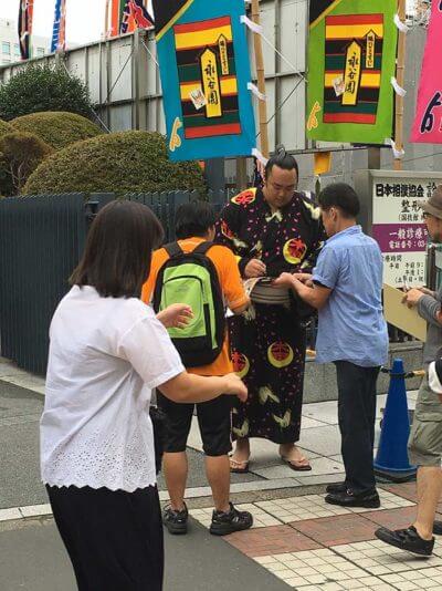 サインをする力士3